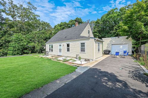 9 Linda Ln, Central Islip, NY 11722-2102