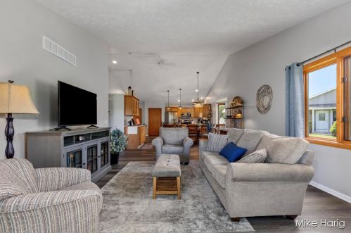 1631 Lisa Dr, Byron Township MI 49315-8122 exterior