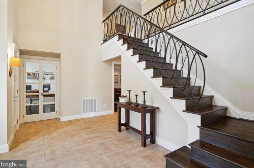 9427 Fox Hollow Dr, Rockville, MD 20854-2082