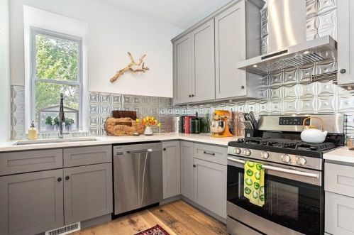 1217 Reddour St, Pittsburgh PA 15212-4613 exterior