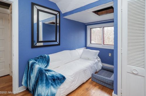 1602 Grand Ave, Kalamazoo MI 49006-4489 exterior