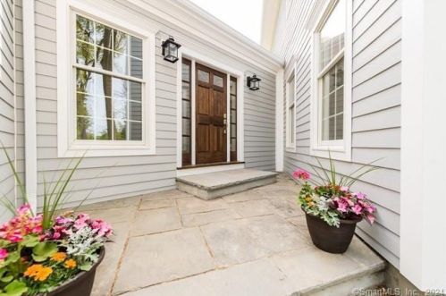 27 Vanderbilt Ave, Norwalk, CT 06854-3832