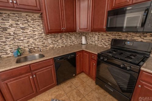 306 Regency Pl, Woodbridge NJ 07095-1036 exterior