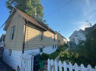 1252 45, Milwaukee WI 53210-2403 exterior