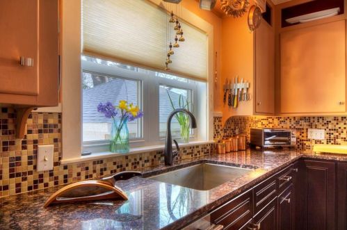 262 Gibbs Ave, Middletown RI 02840-2239 exterior