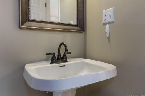 22 Running Brk Dr, Deep River CT 06419-1309 exterior