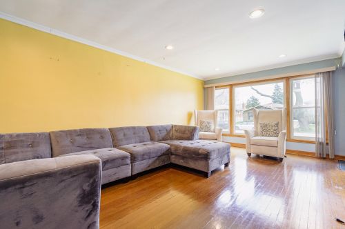 9008 Sacramento Ave, Chicago, IL 60805-1332