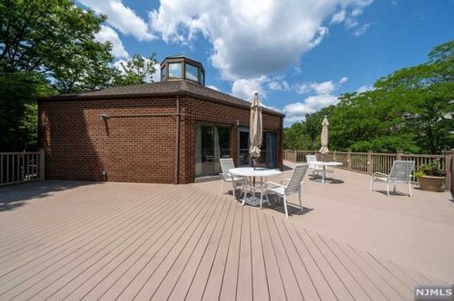 9 Lawrence Ct, Teaneck NJ 07666-6489 exterior