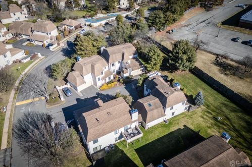 10 Park Gate Dr, Edison NJ 08820-4025 exterior