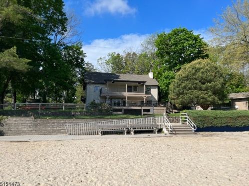 7 Oakwood Trl, Kinnelon NJ 07405-3116 exterior