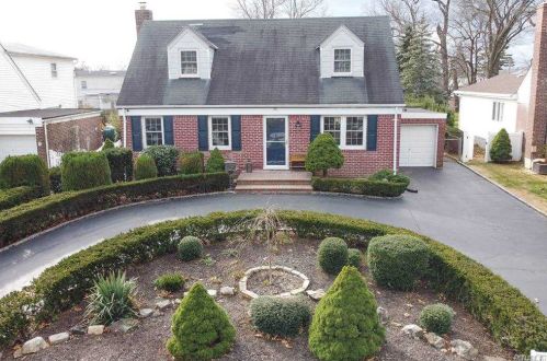 39 Birchwood Dr, Valley Stream, NY 11580-1905