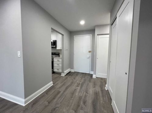 18 Massa Ln, Edgewater NJ exterior