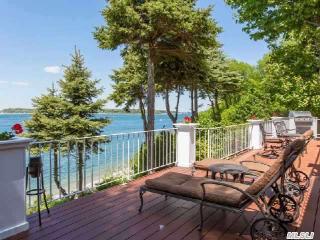 90 Crescent Beach Dr, Hunt, NY 11743-1445