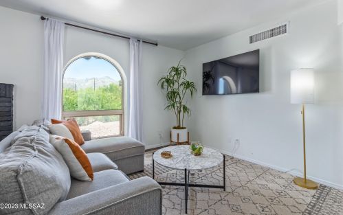 8900 Driftwood Trl, Tucson, AZ 85749-9655