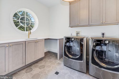 9000 Congressional Pkwy, Rockville MD  20854-4610 exterior