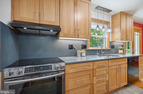 5602 Justis Pl, Alexandria VA 22310-1325 exterior