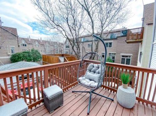 2743 Greenview Ave, Chicago IL 60657-4007 exterior