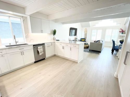 320 Rossmore Dr, Oxnard CA  93035-4465 exterior