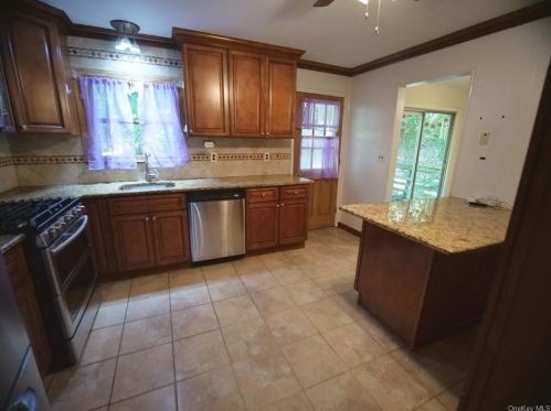 815 Tulip Dr, Valley Cottage NY 10989-2204 exterior