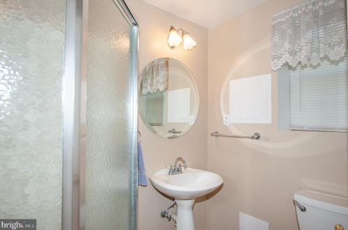 6839 Heatherway Ct, Alexandria VA 22315-3942 exterior