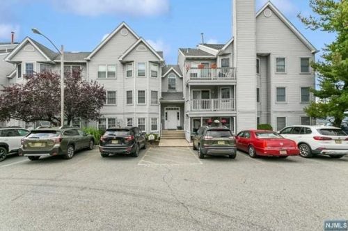 62 Amethyst Ln, Paterson, NJ 07501-3361