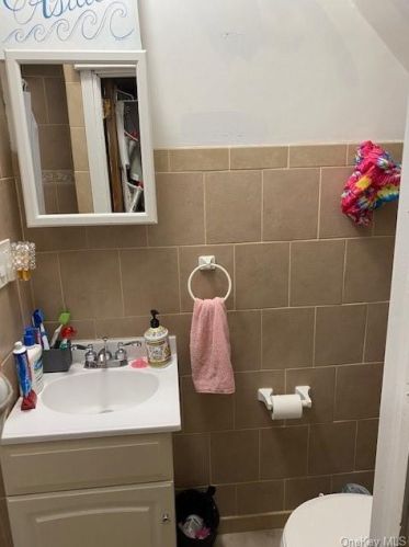 903 Brinsmade Ave, Bronx NY 10465-1903 exterior