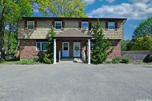 923 Church St, Bohemia, NY 11716-5007