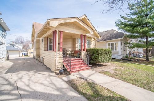 2172 84th St, Milwaukee, WI 53227-1706