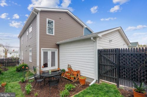 4621 Kane Pl, Washington, DC 20019-3939