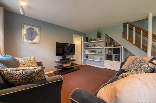 87 Mcdivitt Dr, Manchester CT 06042-2239 exterior