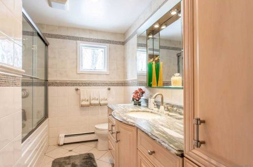 6 Gables Ct, Huntington Station NY 11746-4852 exterior