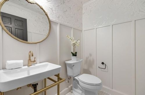 6160 Heards Creek Dr, Atlanta GA  30328-3635 exterior