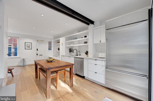 320 Iseminger St, Philadelphia PA  19107-5904 exterior