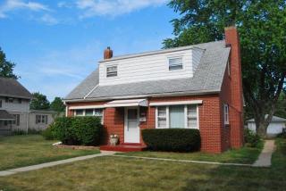 5736 69th St, Milwaukee, WI 53218-2207