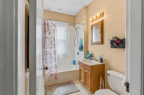 37 6 Ave, Woonsocket RI 02895-4024 exterior