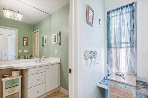 1201 Oakwood Ct, Rochester MI 48307-2539 exterior