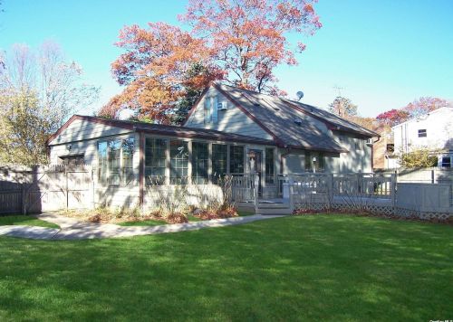 406 Throop St, Babylon NY 11704-3406 exterior