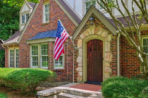 3553 Kingsboro Rd, Atlanta, GA 30319-1310