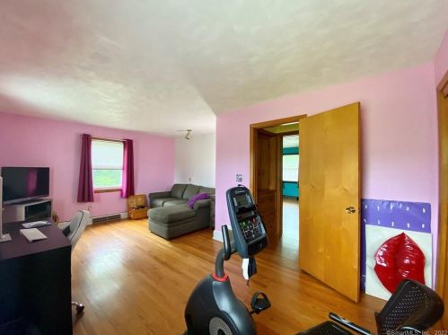 3 Oliver Rd, Enfield CT 06082-5512 exterior