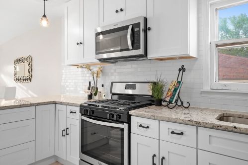 8642 Kingston Ave, Chicago IL  60617-2439 exterior