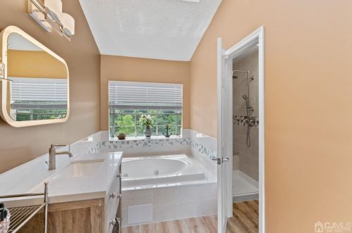 14 Countryside Dr, Princeton NJ  08540-9406 exterior