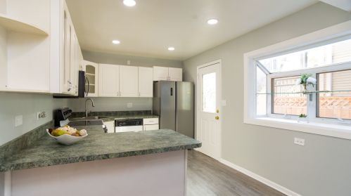 1901 Sunnyside Ave, Chicago IL 60630-3923 exterior