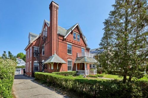 35 Davis Ave, Brookline, MA 02445-7609