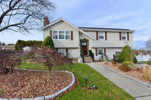 9 Ferncrest Dr, Providence RI 02919-3503 exterior