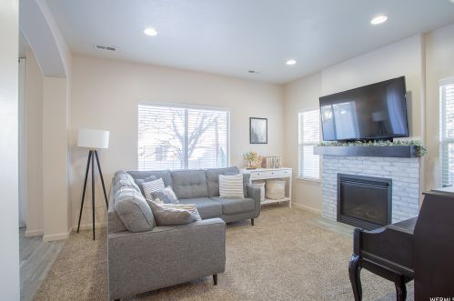 1314 Stone Mdw Dr, Taylorsville UT 84088-4007 exterior