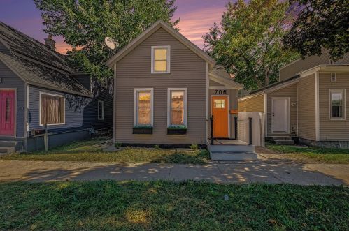 706 Alpine Ave, Grand Rapids, MI 49504-5225