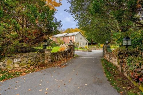 235 Warren St, Brookline MA 02445-5942 exterior