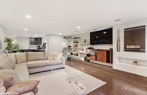 1921 Oakdale Ave, Chicago IL 60657-4026 exterior