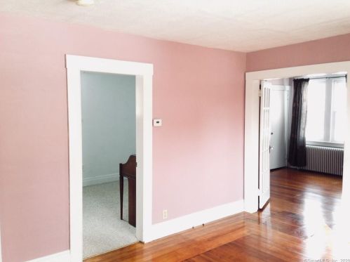 87 St, Windsor CT 06095-2408 exterior