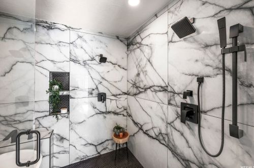 2447 Robidoux Rd, Sandy UT 84093-1129 exterior